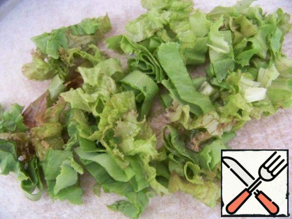 Slice or tear the salad with your hands.
