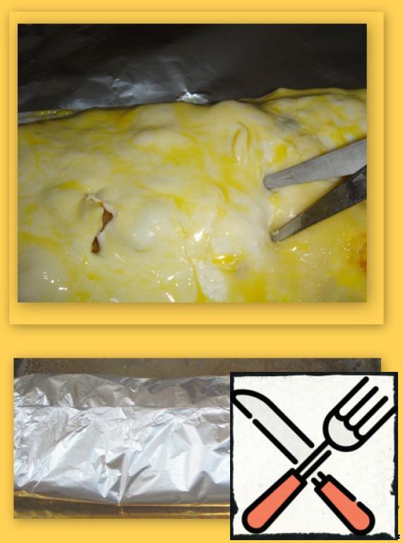 Beat the yolk with a spoon of milk and brush it over the strudel. Scissors to make cuts for steam output. Cover with foil and bake so the first 30 min. Then remove foil and bake another 15 minutes.