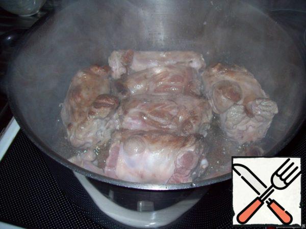 Wash the meat and dry with paper napkins. In a large pot (it is desirable that the pot was high-60 cm in height, later you will see why).
So, in a pot pour a little vegetable oil and heat it,
now put the meat in the pan and fry it on all sides until Golden brown.