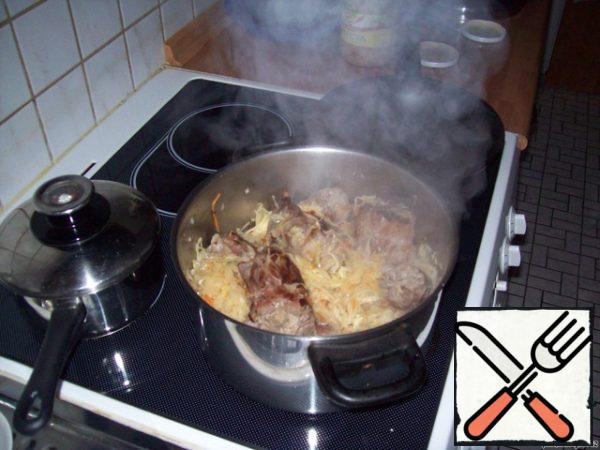 Add pickled cabbage to the fried foods and fry a little (min. 5) too,
