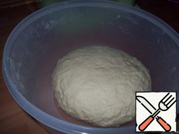 Knead the dough until the cooking vegetables (some out of order photos).
To do this, dissolve the yeast in 100 ml warm water add 1 tbsp sugar and leave them for 10-15 minutes, if the yeast is fresh, then "cap" is formed quickly.
Proseem the flour in a bowl, add salt, mix in the middle will do the recess,
in the recess, break 1 egg and pour the yeast mixture, while stirring with a wooden spoon (or some other, I have plastic from tuppervare), here we add the melted margarine and 200 ml of warm water, knead the dough first with a spoon, and then knead with your hands,
if the dough is highly sticky, dust it slightly with flour, but don't pour too much flour, the dough should not be hard, this nice, soft but well masitise hands.Cover the Cup with a lid or a film and put it in a warm place for 1-1.5 hours. I usually put a Cup of dough under the blanket in bed-rises well.