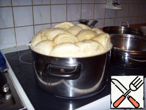 After a while, turn off the heat supply and immediately open the lid (if this is not done, a vacuum will be created and the strudels will fall off).
