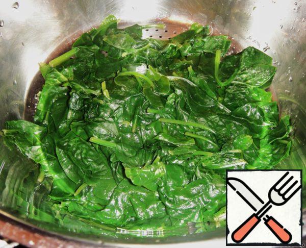 Fresh spinach leaves are boiled until half-cooked.
