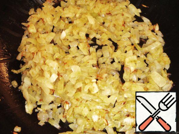 Fry the finely chopped onion in butter.
