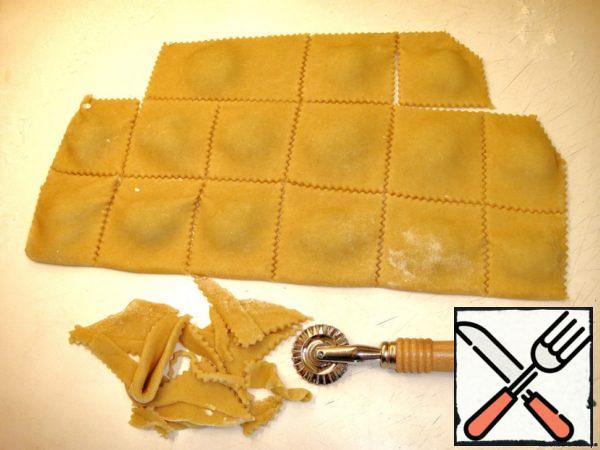 Cut into pads. It is not necessary that they were smooth, the dish does not require it. Do not throw out the dough scraps, they will also go.
