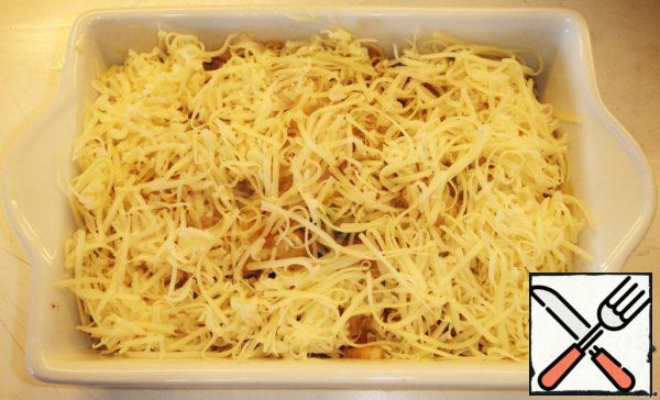 Sprinkle with grated cheese. And so we repeat in several layers, ending with cheese. If the cheese is not salty and spicy enough, you can add salt and pepper to taste.