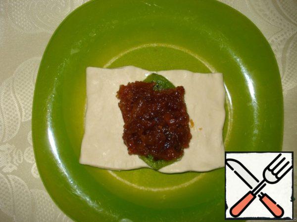 Cut the dough into rectangles and spread kiwi on the dough first, then jam.
