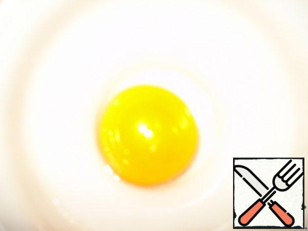 Separate the yolk from the egg white. We will need it to lubricate the top of the strudel.

