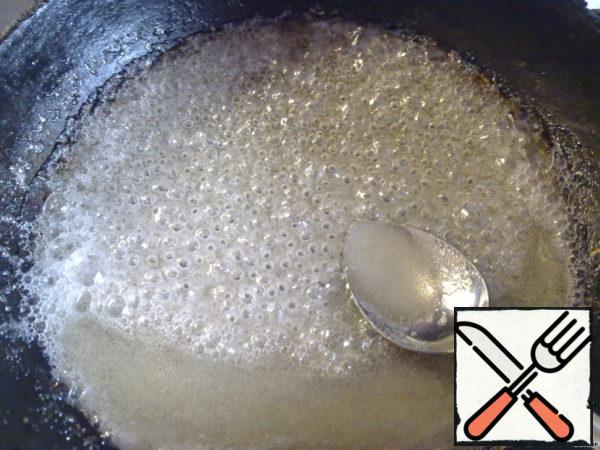 In a glass of sugar, mix the grape vinegar and put it on the fire. Achieve complete dissolution of sugar and boil the mixture.

