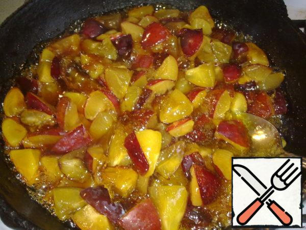 Meanwhile, wash and cut the plums into 8 equal parts.
Add them to the boiling sugar (be careful!) and mix everything up.
