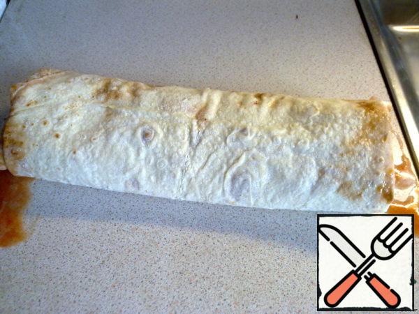 Roll the pita bread into a roll, slightly turning the edges inward.
Send strudel in a preheated oven to 160-170 degrees for 20-22 minutes.