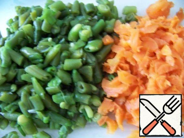 Frozen beans throw in boiling water, boil for 10 minutes, drain the water and cool. Then cut.
Carrots cut into pieces about the same size.