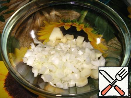 Cut the white onion, add it to the potatoes. In principle, you can use the usual onions, this is a matter of taste.