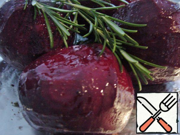 Peel the beetroot (choose a smaller one), lightly brush with olive oil, season with salt and pepper, as well as fresh rosemary sprigs, wrap tightly with foil and bake at a temperature of 220 * C for about 1.5 hours or until ready.
Beets are very sweet and fragrant.
