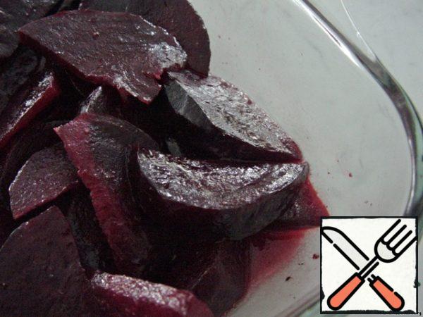 Cut the hot beets into slices and insist in a marinade of honey, lemon juice and olive oil.
