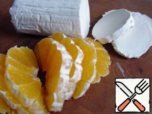While beet cools, peel and cut citrus: if grapefruit, then divide into slices and remove all the films for tangelo enough to clean and cut into half rings, as the film is very thin, edible and not bitter.
Cheese is also cut, but if the cheese is very soft, such as feta or white cheese, it is better to coarsely chop.