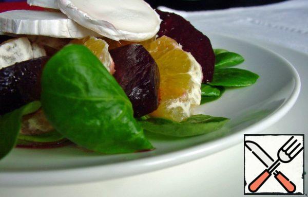 Prepare a salad: put a couple of lettuce leaves on a plate,
alternate beets with citrus fruits and sprinkle cheese on top.
My favorite salad for an afternoon snack, to the envy of colleagues, but it will be an excellent side dish for pork or chicken.