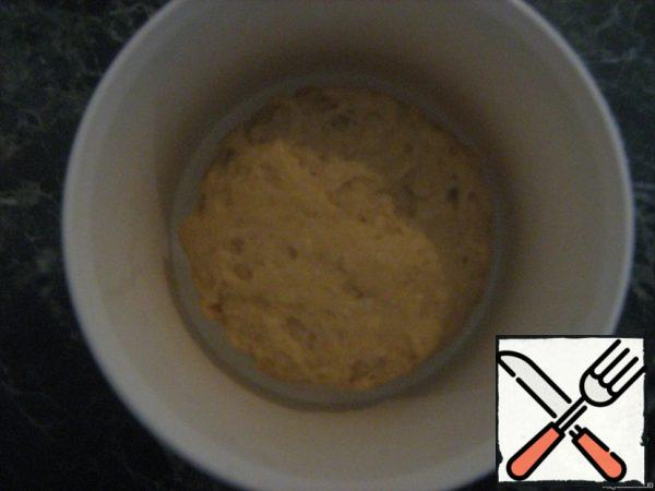 Cover the homogeneous dough with a bowl or lid. Leave it on for 30 minutes.
