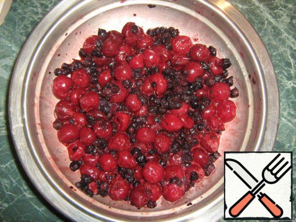 At this time, my cherries and blueberries, dry. Combine the two berries in a bowl and add the starch, mix.
Grind the crackers, not very finely. I'm pushing them in a bag with a towel.