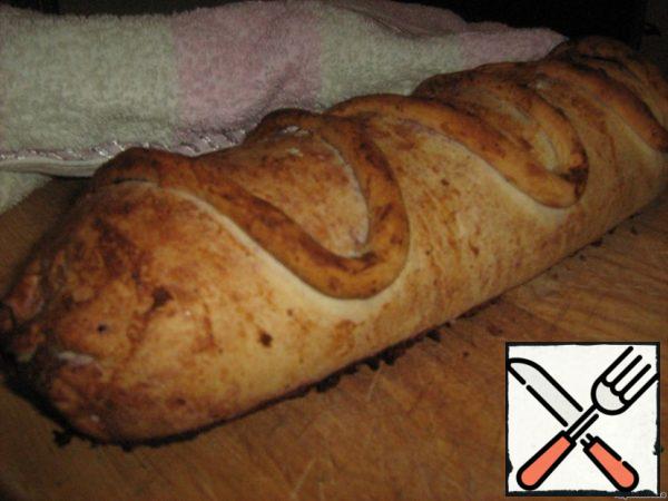 Check the readiness of the roll with a toothpick. I've got this kind of strudel.