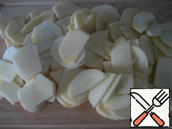 Cut the apples into thin slices and sprinkle with lemon juice.
