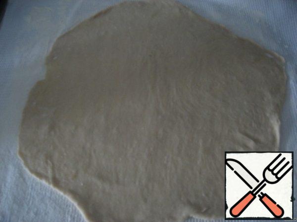 Sprinkle a cotton towel with flour and roll out the dough on it.
