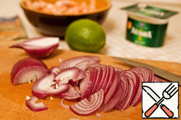 Cut the onion into thin half rings.
