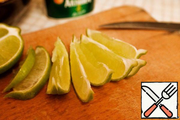 Squeeze the juice out of half a lime and peel. Cut the other half into thin slices.

