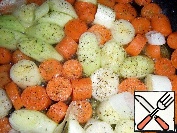 Cut the leek diagonally into 1.5-2 cm pieces
Cut carrots into slices
Pour oil into a frying pan, add carrots, add a little water and simmer over low heat until evaporated.
Add the onion, sprinkle everything with salt, a mixture of peppers and Provencal herbs, lightly fry and put in a mold.
