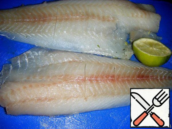 Form lay baking paper (tracing paper)
Fish fillet cut to the end, season with salt and drizzle with lime juice, let stand 5 minutes.