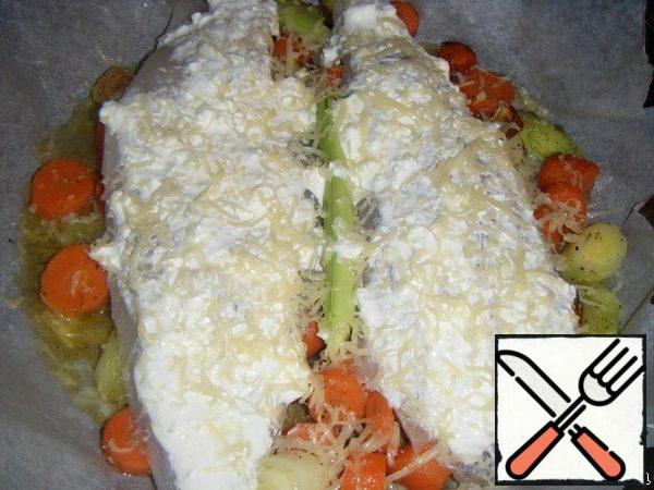 Cream cheese mix with cream in a homogeneous mass (sauce)
Put the fish on top of vegetables and grease with sauce.
Cheese grate on a fine grater and sprinkle on top.
Put the form in a well-heated oven for 15 minutes.
Bon appetit!