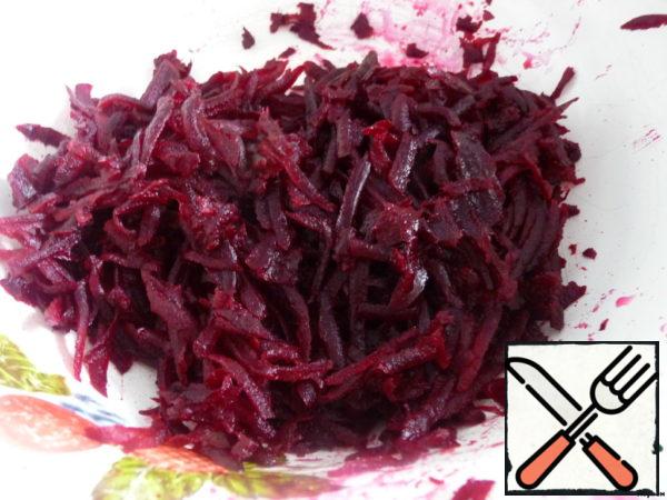 Grate the beets on a coarse grater.
