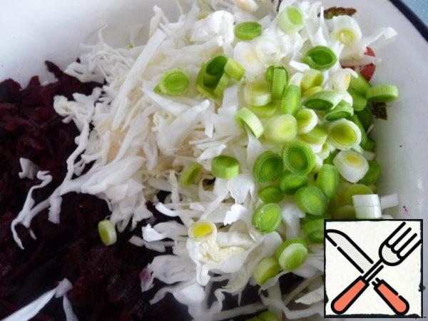 Finely chop the leek, add it to the cauliflower. Mix it.
