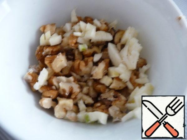 Chop walnuts and garlic, mix with vinegar and salt.
