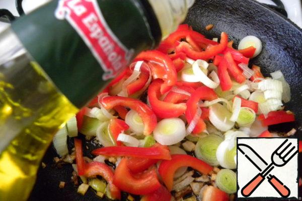 Fry finely chopped onion and garlic, add sweet pepper and leek. Season with spices, add chopped olives.
