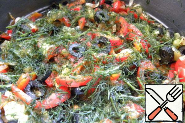 Grease the mold with oil, put potatoes, stewed vegetables, pour cheese-egg mixture and sprinkle with dill greens.
