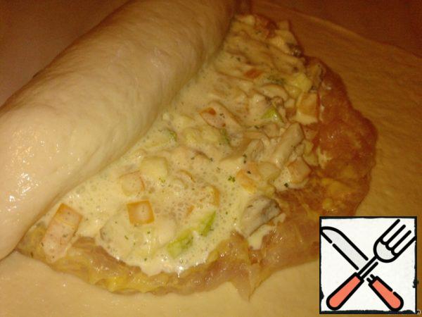 Turn into a roll (together with the dough), pinch the edges to our vegetable sauce does not flow out of the "strudel".