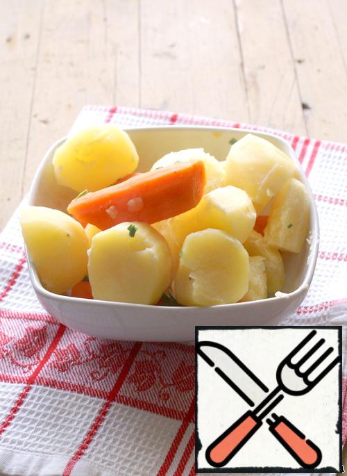 Peel potatoes and carrots and cook in salted water for about 15 minutes. At the end of cooking, add finely chopped green onions.
Throw the vegetables in a colander and let the water drain. Wash parsley, chop and mix with vegetables.