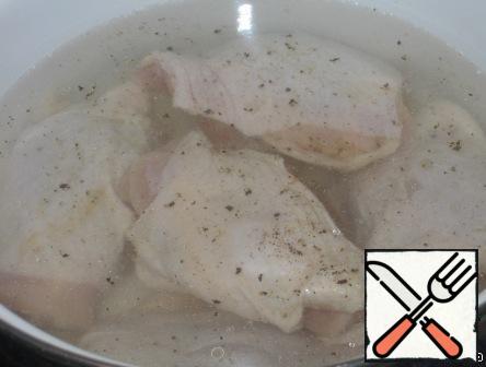 Put the thighs in a saucepan (cut into two parts, I did not each thigh), pour the water so that it was 2 fingers above the thighs, add pepper, salt, I did not, salt is better at the end, after add the cheese (it is different degrees of salinity).