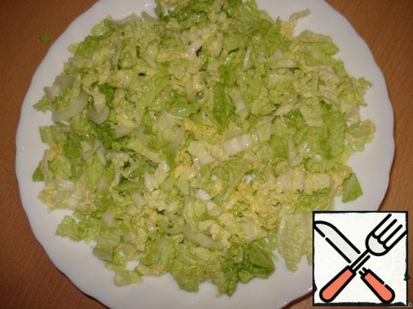 Mix cabbage and onion, add salt, add vegetable oil.
This will be 1 layer.
