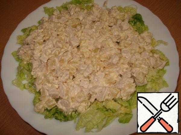 Layer 2: pineapple and chicken breast cut into cubes, season with mayonnaise, mix.
