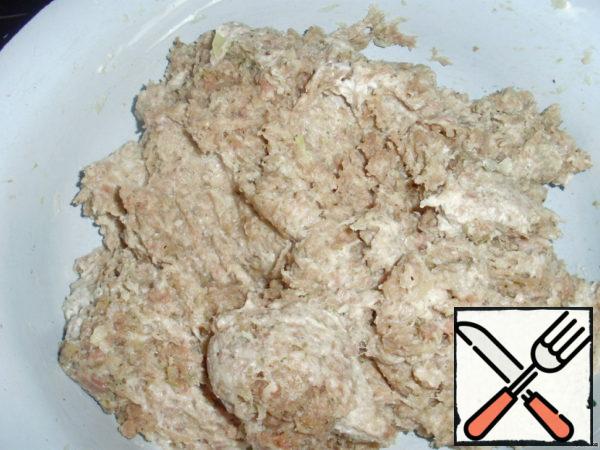 Mix minced meat with chopped onion in a blender, add salt and pepper, add sour cream (kefir or yogurt), send to the refrigerator for an hour...
