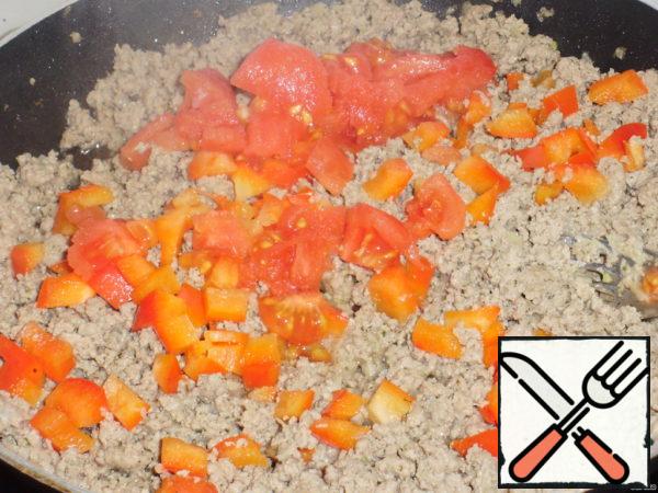 Fry the minced meat in vegetable oil, adding tomato (without skin) and paprika, cut into cubes, until the moisture evaporates.