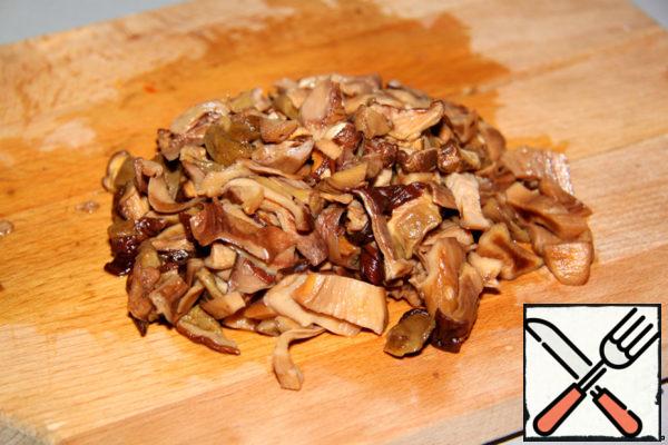 In the evening, soak dry porcini mushrooms, drain the liquid in the morning, finely chop the mushrooms.
