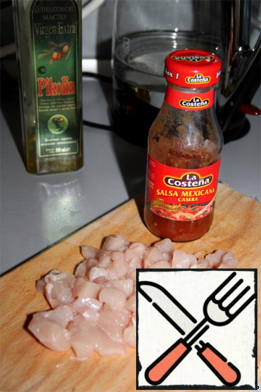 Chilled chicken breast cut into cubes and poured his favorite sauce. Salt and pepper the chicken is no longer necessary.