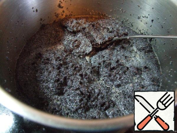 First, boil the milk and add the poppy seeds, stir and cook until almost all the milk is absorbed. Put the mass to cool.