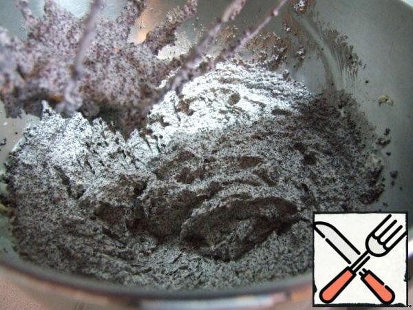 The cooled poppy mass needs to be crushed a little, I used an immersion blender. Beat the butter at room temperature until fluffy, add powder, rum, vanilla sugar, cinnamon, salt, lemon zest and poppy seeds, mash everything.
