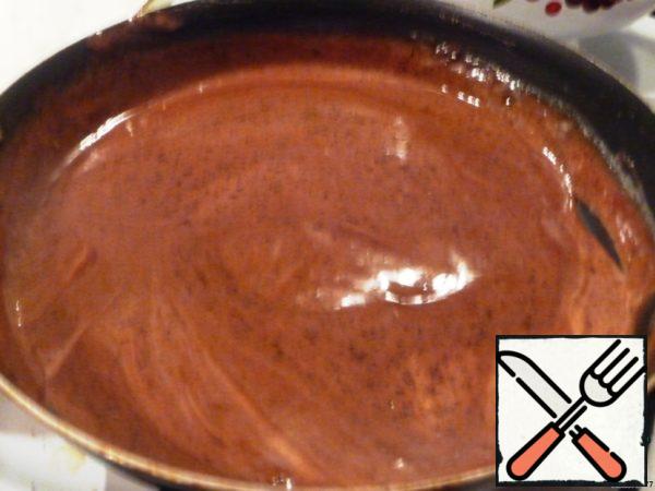 While the strudel is baked, prepare the sauce. In a frying pan melt the sugar, add the cream and chocolate. Stirring, bring to a boil.