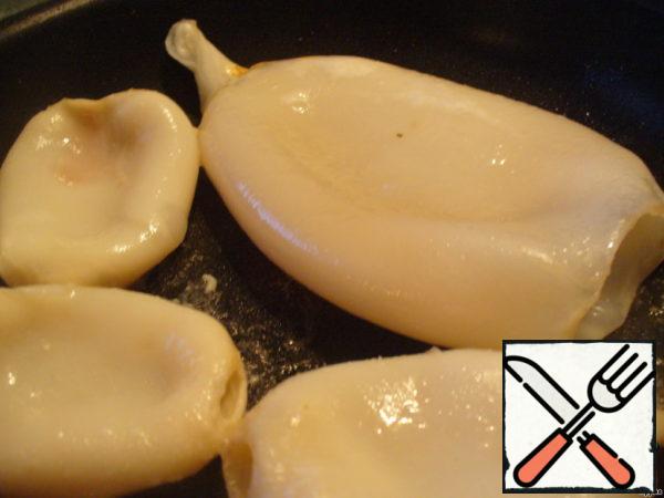 Defrost, rinse and clean squid. Fry in a pan in 1 tablespoon of vegetable oil for 3 minutes, transfer to a plate.
At first, I thought squid could be boiled. Then I realized that when roasting they will turn out more juicy and tender.