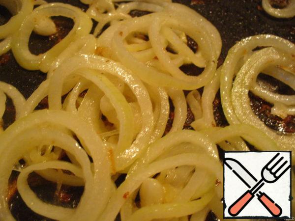 Peel the onion and cut into rings. Fry for 5 minutes in the oil remaining from frying squid.